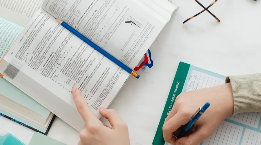 4 Erros de Estudo que Te Impedem de Ter Boas Notas (e Como Corrigi-los)